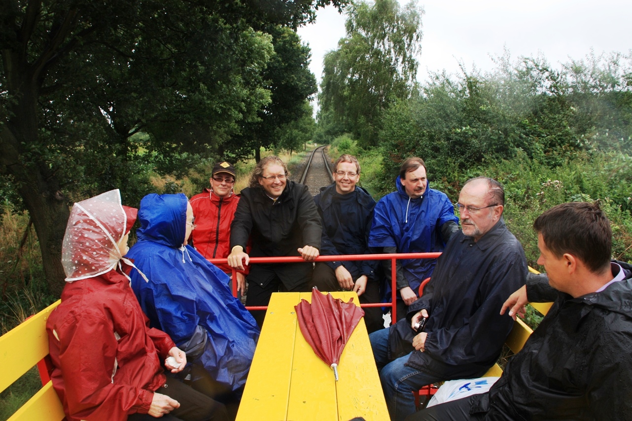 Ralf Klapdor (4. v. l.) gemeinsam mit Parteifreunden auf Draisinentour von Kleve nach Kranenburg. Ralf Klapdor (4. v. l.) gemeinsam mit Parteifreunden auf Draisinentour von Kleve nach Kranenburg.