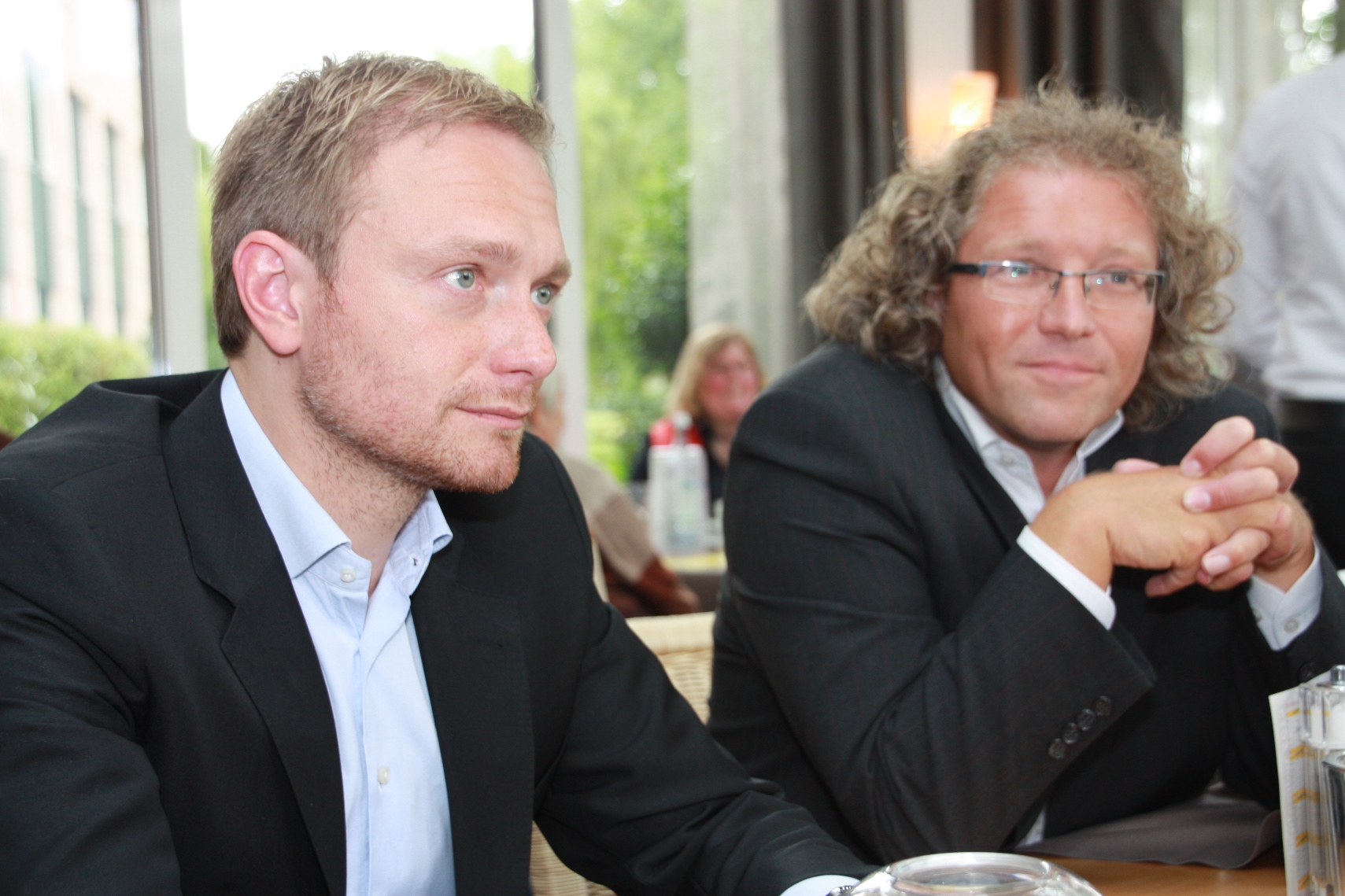 Christian Lindner und Ralf Klapdor im Gespräch mit interessierten Bürgern in Geldern Christian Lindner und Ralf Klapdor im Gespräch mit interessierten Bürgern in Geldern